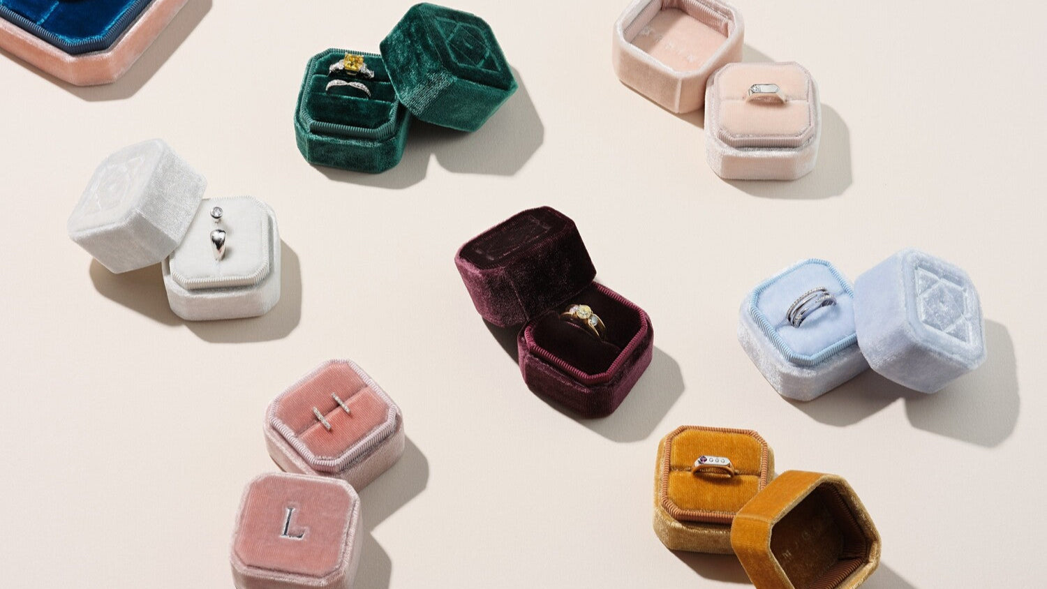 Luxe Velvet Ring/Earrings Boxslider_item_nAXJMM